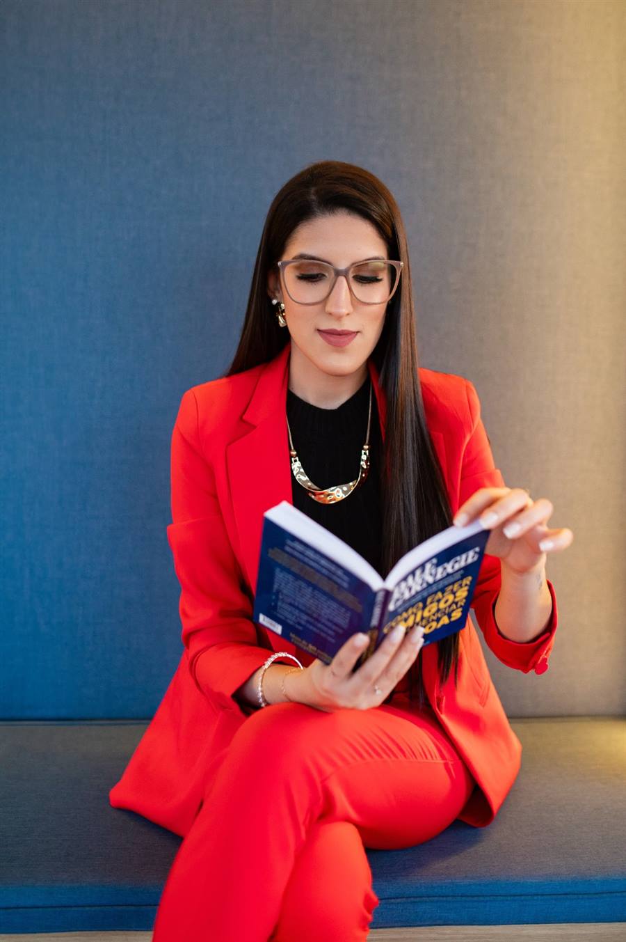 Editorial com livro